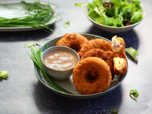 Donuts croustillants au poulet, bacon et au fromage : la recette ultra-gourmande à tester absolument pour l’apéritif !