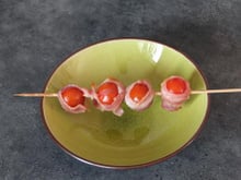 Brochette tomates et lard miellé