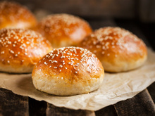 “Avec un pain maison, alors là c’est encore mieux” : Julie Andrieu partage sa recette simple pour faire de savoureux pains à burger !
