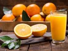 “Il va vous faire grossir” : ce médecin explique pourquoi il est préférable de manger une orange plutôt que de boire du jus