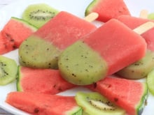 C’est ma glace préférée quand il fait chaud : cette recette d'esquimaux pastèque/kiwi est facile et ultra rafraîchissante !