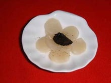 Noix de pétoncles aux épluchures de truffe