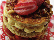 Mille-feuilles mousse de Comté et gelée de fraises et rhubarbes