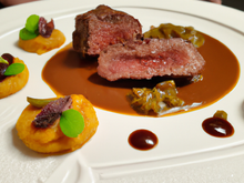 Filet d'agneau en chevreuil, sauce poivrade