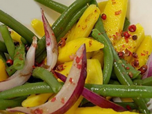 Salade de haricots verts, mangue et oignons rouges aux baies roses