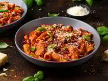 “Un classique de la cuisine italienne” : Julie Andrieu partage sa recette de pâtes aux haricots, vous allez adorer !