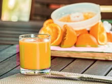 Ce médecin nutritionniste rétablit la vérité sur la quantité de sucre dans vos jus d'orange industriels