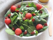 Salade de pousses d’épinard, billes de pastèque, chorizo et fromage de féta