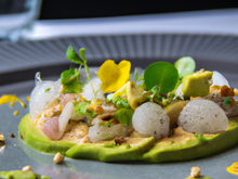 Carpaccio de noix de saint jacques et mousse d'avocats