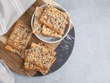 “Riches en fibres et en oméga 3” : des crackers sains pour l’apéro ? C’est possible avec cette recette facile partagée par une diététicienne