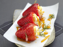 Brochettes fraises miel-romarin au Pouligny Saint-Pierre