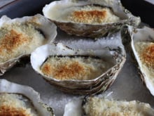 “Tout simplement délicieuse et très facile à réaliser” : pour le repas du Nouvel An, voici une recette d'huîtres gratinées que les lecteurs de 750g adorent !