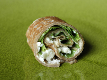 Petits roulés de galettes de Sarrazin à l'houmous, laitue et féta