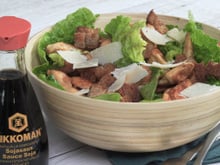 Salade Caesar au poulet grillé et vinaigrette à la sauce soja salée