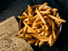 Cyril Lignac est catégorique : il faut impérativement faire cette étape pour obtenir des frites bien croustillantes