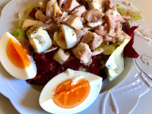 Salade de poulet mariné et œuf mollet