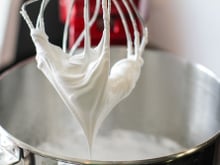 Christophe Michalak partage sa recette “archi facile” de chantilly maison pour sublimer vos prochains desserts !