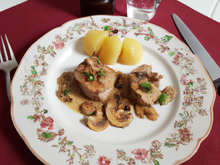 Noisettes de filet de lapereau aux champignons, jus de pommeau aux trois poivres