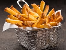 Vous ne jetterez plus jamais vos restes de frites grâce à ces 4 recettes réconfortantes