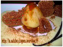Poire pochée  à la crème de caramel  et ses croustillants au chocolat