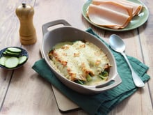 Courgettes gratinées aux tranches de blanc de poulet façon endives roulées