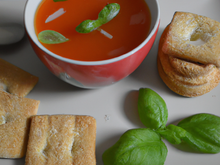 Consommé clair à la tomate et son biscuit au basilic