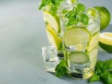 Cocktail sans alcool frais pour l’été : craquez pour l’agua fresca concombre, citron vert et basilic