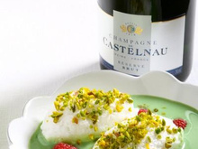 Île flottante pistachée aux framboises