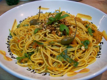 Spaghettis façon sicilienne au thon, câpres, piment et pissalat