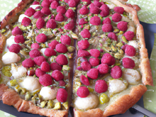 Galette frangipane pistaches, chocolat blanc et framboises