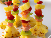 Brochettes de fruits sur Ananas surprise