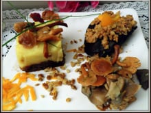 Magret de canard fumé avec sa croûte de beurre aux noix, sa purée aux oignons confits et ses champignons persillés