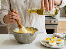 Oubliez le fouet et testez cette mayonnaise traditionnelle au mortier à la texture étonnante