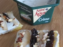 Tartine Saint Agur®, pruneaux, poires et noisettes