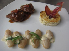 Joues de porc à l'hydromel, flan d'endives, haricots de Soissons