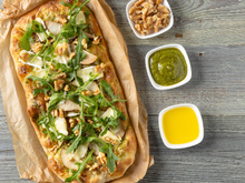 Cet été, oubliez la pizza et misez plutôt sur la pinsa à la feta et aux figues, un vrai régal !