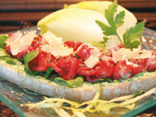 Tartine de carpaccio de Bœuf, mousse de roquette, huile d'olive et parmesan