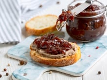 Pourquoi acheter du confit d’oignons pour le foie gras à Noël quand c’est deux fois moins cher à faire maison ? Voici notre meilleure recette !