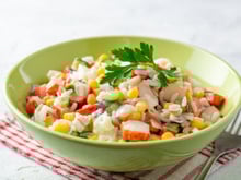 Cette salade de riz au surimi est la recette idéale pour vos prochains pique-niques cet été  !