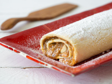 Biscuit roulé à la confiture de lait et au pralin