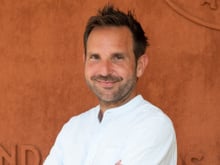“Une petite recette qui me fait bien craquer ”: Christophe Michalak partage sa recette de choux vanille et framboise aussi gourmande que légère !