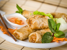 L’astuce infaillible pour des nems ultra-croustillants sans une goutte d’huile (ou presque)