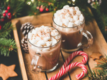 Une bombe de chocolat chaud au Kinder, le hack ultime pour vos boissons de Noël !