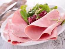 Jambon blanc : peut-on en manger tous les jours ? Un médecin répond