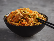 En manque d’inspiration et de temps ? Cette recette de "one pot noodle" légumes et poulet va sauver votre soirée !