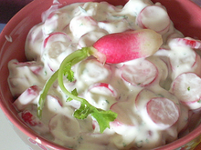 Salade de radis roses aux herbes fraîches
