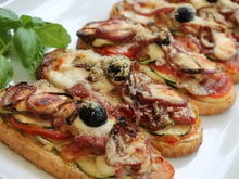 Bruschetta aux légumes confits, speck et Parmigiano Reggiano Giovanni Ferrari