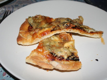 Pizza sauce piquante à l'aubergine et bûche de chèvre