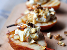 Poires grillées, crème de roquefort, miel, noix et noisettes