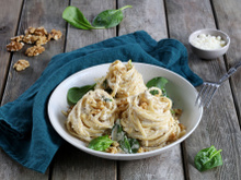 Linguine aux pousses d'épinards et sauce aux noix